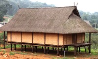 Arquitectura característica de los Thai negro en casas sobre pilotes